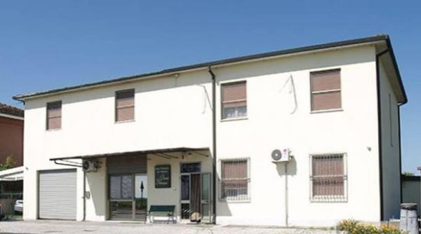 Badantă arestată în Italia. Bătrâni maltratați: Închiși și legați cu lanțuri