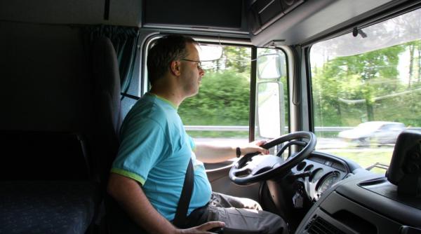 Șoferii români de TIR, plătiți oficial cu salariul minim pe economie