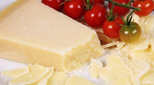 Trei români din Torino au furat parmezan în valoare de 1.000 euro!