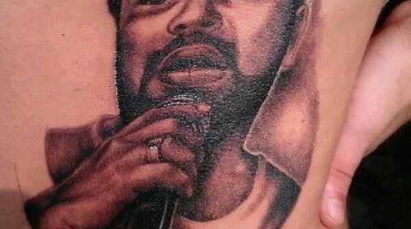 Un român din Italia și-a tatuat chipul și autograful lui Florin Salam