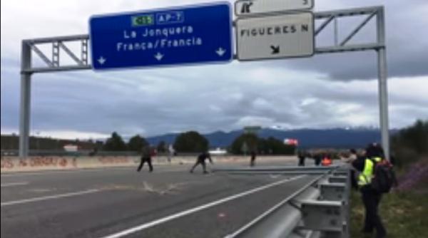 Camionagiii români eliberează autostrada blocată de separatiști