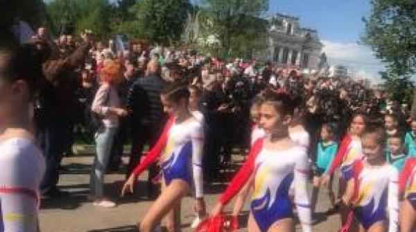 Cântarea României, 2018.Copiii de grădiniţă din Piteşti au defilat în faţa premierului Dăncilă