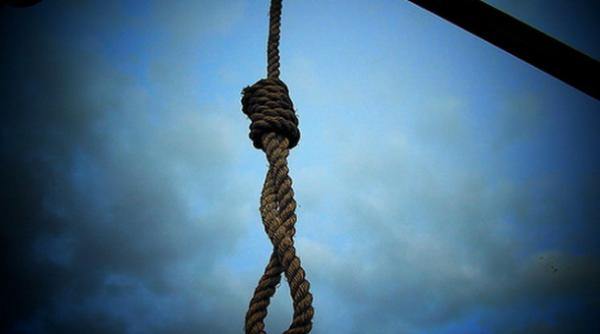 O fată de 14 ani S-A SPÂNZURAT de dorul mamei care muncește în Spania