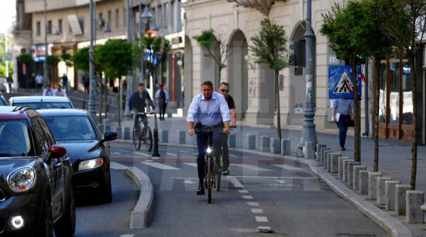 Klaus Iohannis a mers pe bicicletă de la reședința oficială la Cotroceni 