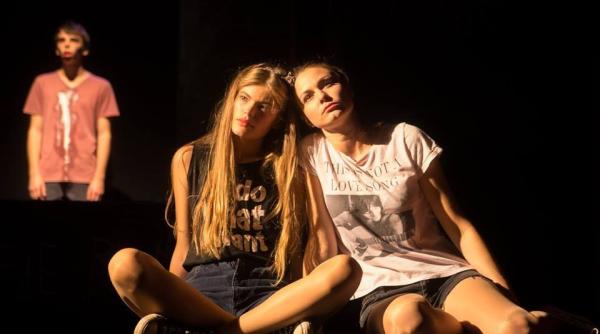 Piesa de teatru care vorbește despre românii din diaspora care au copii