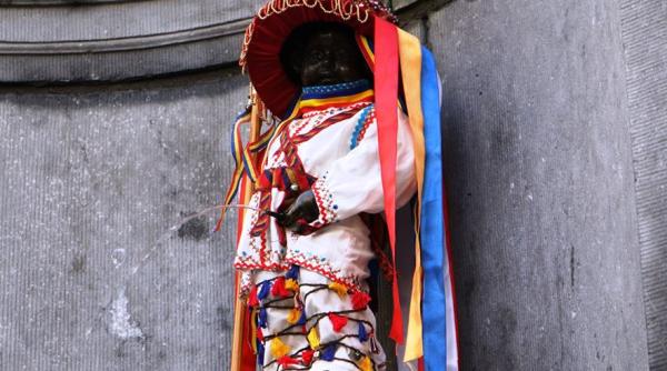 Manneken Pis, îmbrăcat în costum popular românesc, astăzi. FOTO 