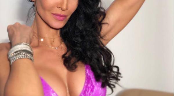 FOTO ȘOC. Mihaela Rădulescu,  surprinsă cu un pistol în mână