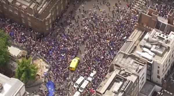 Protest Piața Victoriei. #rezist anunță ocuparea Pieței înainte de sosirea susținătorilor social-democrați 