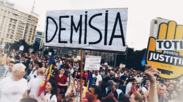 Oamenii ies în stradă în toată țara. Două mitinguri în fața Parlamentului. Unul împotriva PSD, unul pentru Iohannis