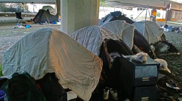 Acord UE. Migranții vor fi ținuți departe de orașe. Ținuți în centre 