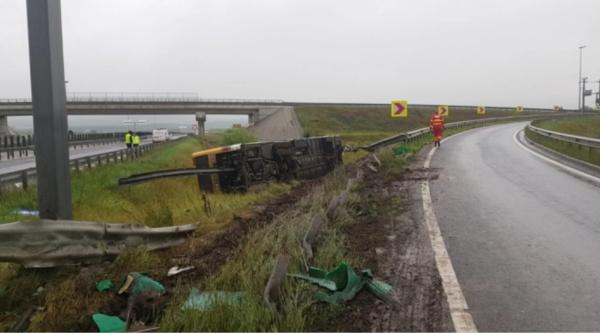 Autobuz cu 32 de persoane răsturnat în drum spre aeroport