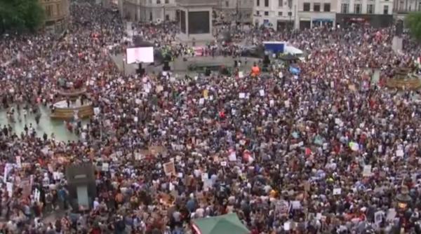 Proteste la Londra. 100 000 de oameni în stradă. Video Live 