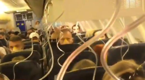 Panică în zbor. Avionul s-a depresurizat. Pasagerii, de urgență la spital. Video
