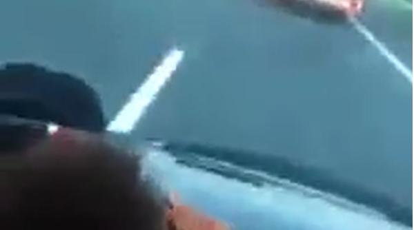 Imagini revoltătoare. Copil de 5 ani, lăsat să conducă singur pe autostradă. Video 