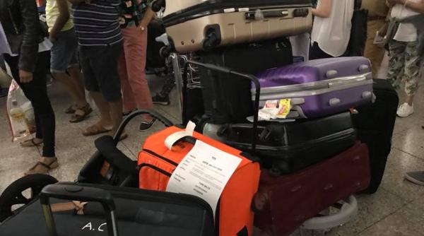 Copii români, blocați pe aeroport. Au dormit pe jos. Revoltător