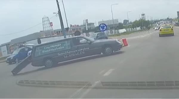 Constanța: O mașină mortuară a "pierdut" sicriul în sensul giratoriu. Video incredibil 