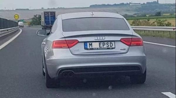 Protest în fața sediului Poliției Rutiere față de reținerea permisului posesorului mașinii  cu numărul ”M..E PSD”