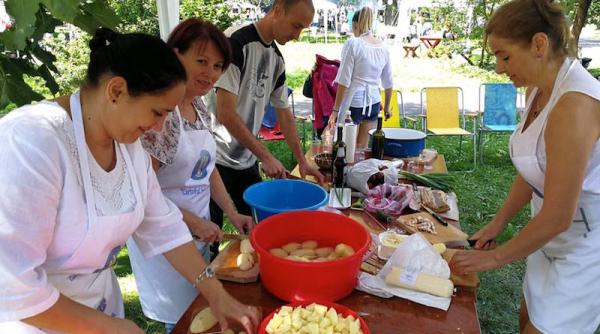 FOTO+VIDEO cu Gulașul Centenar și cartoful bleu-Jandarm la Festivalul Cartofului
