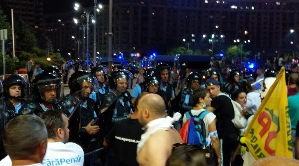 Protest. Jandarmeria a pierdut două arme de foc în Piață(Digi 24)