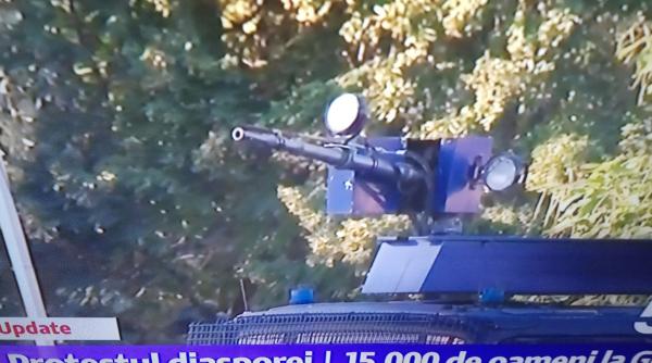 Protest 10 august. Jandarmii au adus tunurile cu apă. Le-au orientat spre manifestanți. Foto