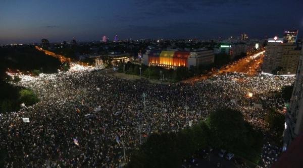 VIOLENȚE în Piața Victoriei. Intervenție în forță a JANDARMERIEI