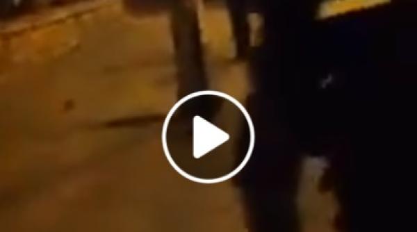 Șocant. Un jandarm lovește un nevinovat și îl înjură ca la ușa cortului. Video