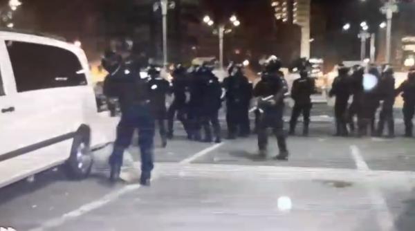 Protestatar cu mâinile sus, lovit violent de un jandarm. Video 
