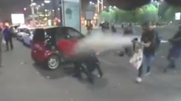 Imagini incredibile. Un jandarm gazează alt jandarm. Video