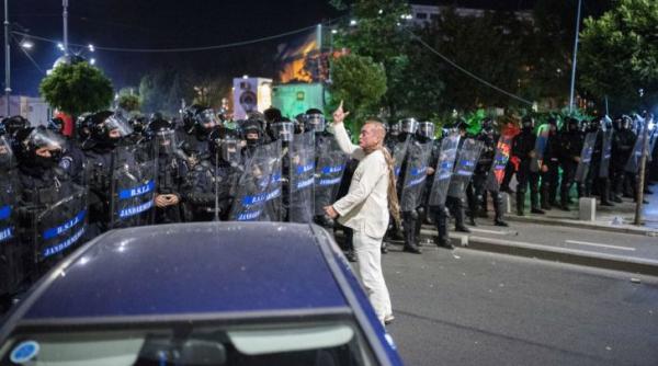 Cătălin Paraschiv, BĂRBATUL ÎN ALB despre gazul folosit la PROTESTE: E LEGAL, e aprobat şi UTILIZAT în toată lumea