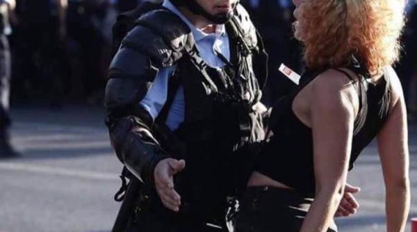 Româncele din Piața Victoriei au uimit lumea. Cum au înfruntat fetele cordoanele de jandarmi