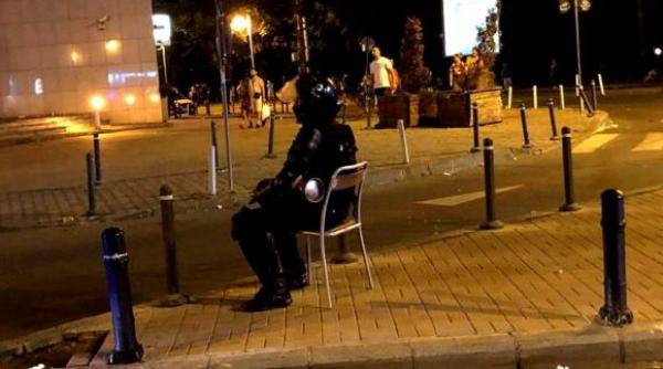 Povestea fotografiei cu jandarmul care STĂ PE UN SCAUN în mijlocul protestelor