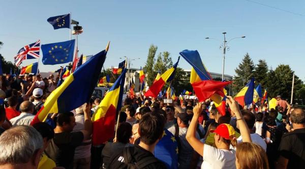 Protest cu mâinile ridicate împotriva abuzurilor Jandarmeriei  