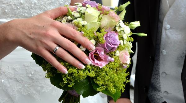 Reacția incredibilă a unui bărbat după ce iubita a prins buchetul