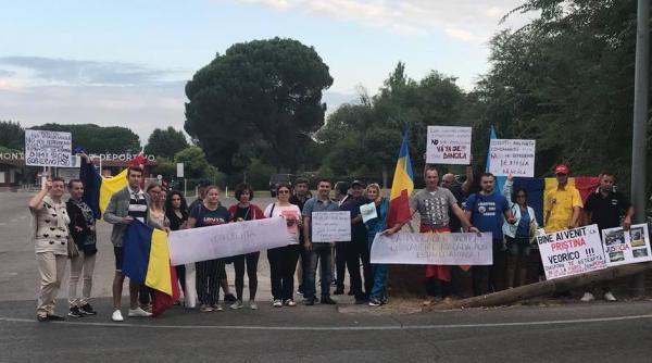 Spania: Dăncilă, întâmpinată de diaspora. Primele imagini de la PROTEST