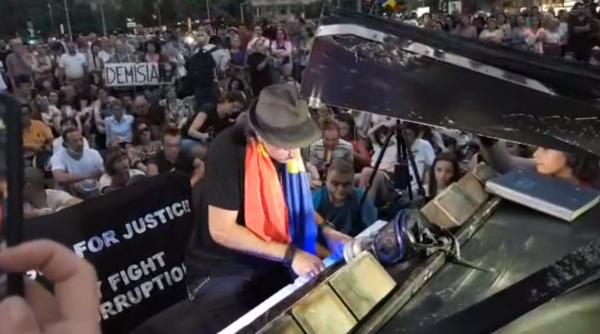 Protest Piața Victoriei. Pianistul Davide Martello, concert printre protestatari-live