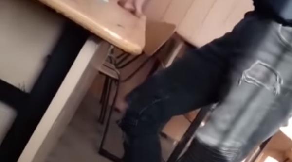 Profesoară, amenințată cu bătaia de elev în clasă, în România. Video revoltător
