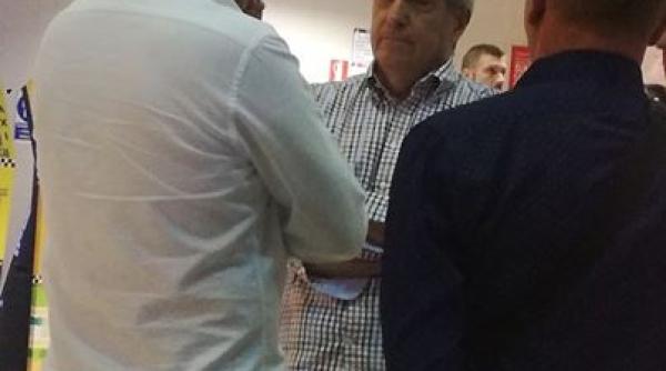 Protestatar, întâlnire cu Tăriceanu în aeroportul Otopeni