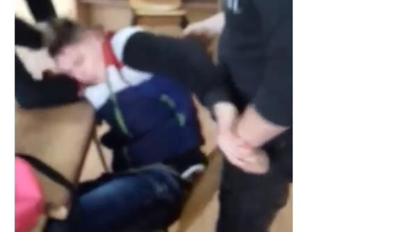 Scene REVOLTĂTOARE. Elev bătut în ultimul hal. Cine cunoaște atacatorii? Share masiv 