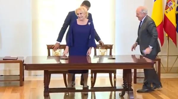 Juncker, lăsat singur pe aeroport de Dăncilă. Guvernul, explicație oficială