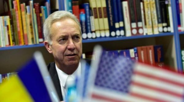 Ambasadorul SUA, Hans Klemm decorat în România. Ce părere aveți?