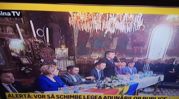 Revoltător. Sedință PSD în Biserică, cu spatele la altar 