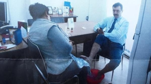 Gorj. Un director la stat a pus o angajată să îi facă pedichiura