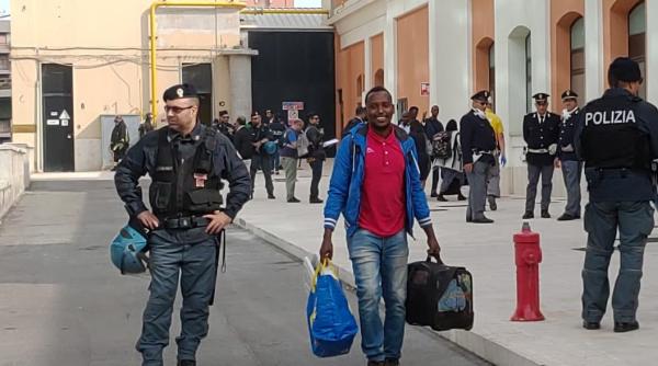 Salvini a dat azi afară sute de imigranți: De la cuvinte la fapte 