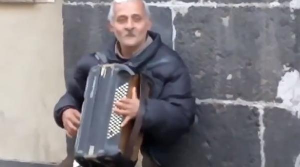 Asemănare izbitoare sau... este Dragnea cu acordeonul? Video viral