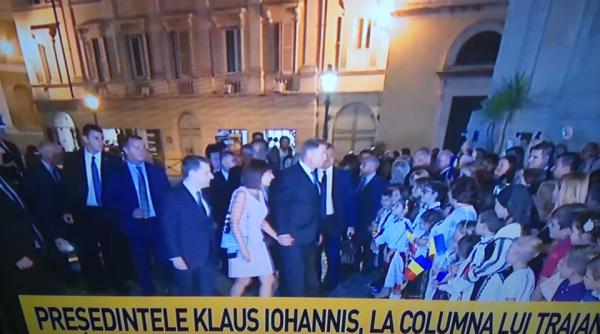 Iohannis în Italia. Zeci de persoane au cântat imnul României. Impresionant 