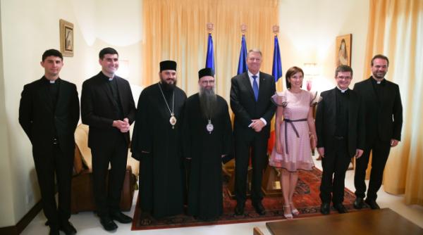 Ținuta lui Carmen Iohannis din timpul vizitei în Italia, criticată. "Zici că-i Pantera ROZ"