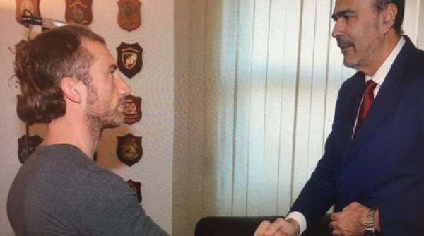 Eroul român din Italia, PREMIAT de polițiști după ce i-a salvat 