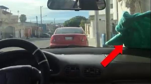 Escrocheria cu bluza pe parbriz. Nu coborî dacă ți se întâmplă