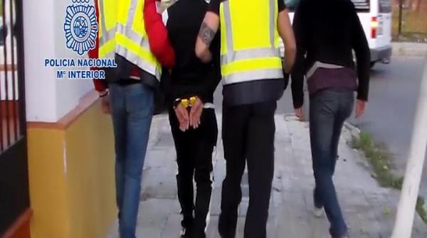 Spania: Sclavi români, ELIBERAȚI de poliție. Erau deghizați în mimi si statui umane