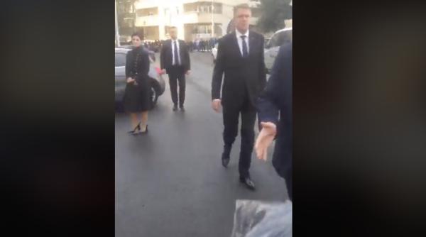 ”Ceaușescu” i-a dat lui Iohannis tricou cu #farapenali. Mesaj transmis pentru românii din diaspora